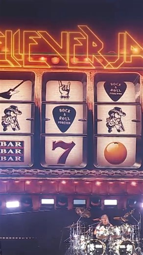 "New Vision" live at Hellfest 2022. 📺 https://www.youtube.com/watch?v=zXAIYhsDVEs | Scorpions