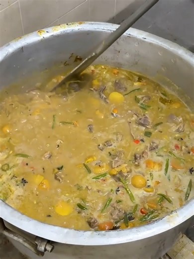 30 நாளும் சகர் சாப்பாடு கிடைக்கும் | Ramadan Vlog Day 3 | Asraf Vlog Mutton Kuruma Cooking | Malaysian Tamil Muslim Special During the holy month of Ramadan, special Sahur food was distributed to fasting people at Masjid India Klang, Malaysia. This meaningful initiative was organized to support the community during their fasting. In this video, we captured the preparation and distribution of Sahur meals given to the public at the mosque. Watch how the community comes together during Ramadan to s