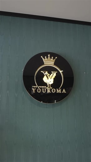 Du liebst Designer-Düfte – aber nicht den Preis? 👀 Unsere Duftzwillinge bieten dir denselben Charakter, dieselbe Eleganz und dieselbe Ausstrahlung – zu einem unschlagbaren Preis. ✨ Langanhaltend ✨ Hochwertige Essenzen ✨ Für Damen & Herren Komm vorbei und finde deinen neuen Lieblingsduft bei Youroma Perfumes 🤍 📍 Ferdinandplatz 1 ,01069 Dresden #Duftzwillinge #ParfümLiebe #YouromaPerfumes #Dresden