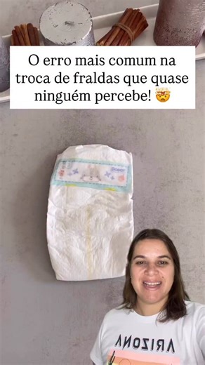 Valdirene Pedriça | Dicas on Instagram: "Um detalhe pequeno que faz toda a diferença na hora de colocar a fralda do bebê! 🤯✨ Muitas vezes, o vazamento não acontece por causa da marca ou do tamanho, mas sim porque essa parte do elástico não foi ajustada corretamente. 😳 Quando você abre e posiciona bem o elástico ao redor das perninhas, a fralda se adapta melhor ao corpo do bebê, evitando folgas e escapes — principalmente durante o sono ou quando ele se mexe bastante. É uma dica simples, rápida