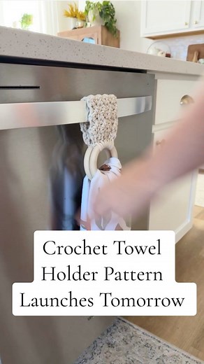 Are you ready for this pattern to drop tonorrow?!! These cute towel holders are going to be a fun, quick make. If you saw my last video, you’ll notice the pattern offers three different styles. All three are beginner friendly. Perfect for gifts and market prep. The pattern uses 4” wooden rings and Bernat Maker Home Dec (two strands held together). If you want to stock up on those items now, head to my stories on Insta for the links and to turn on the countdown!! 🌟 Free on my blog Friday! 🌟 Pai