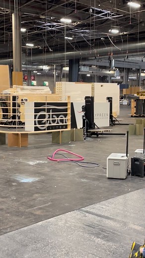 C’est parti pour 6 jours de montage ! 😅 Pose du sol et assemblage, assemblage et élingage de l’enseigne, montage et gainage des cloisons, assemblage des structures… Un vrai lego cadencé ⏱️ ⚒️ 🪜 | Stand Op