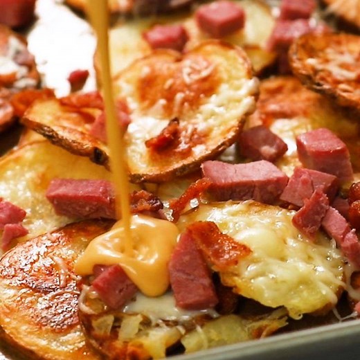 These Irish Nachos are loaded with corned beef, bacon, and an irresistible beer cheese sauce! You'll definitely want to be serving these on St. Patrick's Day! Full Recipe: https://thesaltymarshmallow.com/irish-potato-nachos-with-beer-cheese-sauce/ | The Salty Marshmallow