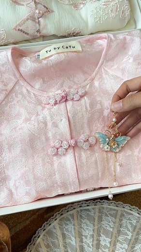 CATU chọn sự đa dạng trong chất liệu, để mỗi cô gái tìm thấy phong thái riêng của mình trong ngày đầu năm. | CATU