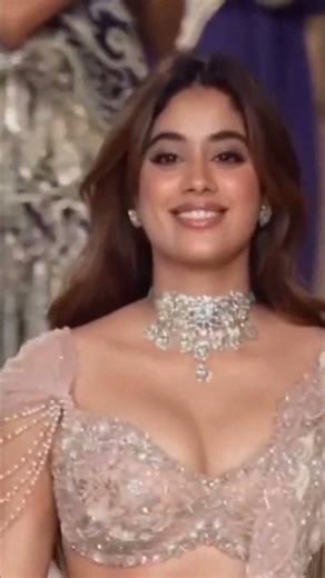 Beautiful Janvi Kapoor walking video #shorts #janvikapoor #bollywood #actor #love #trending