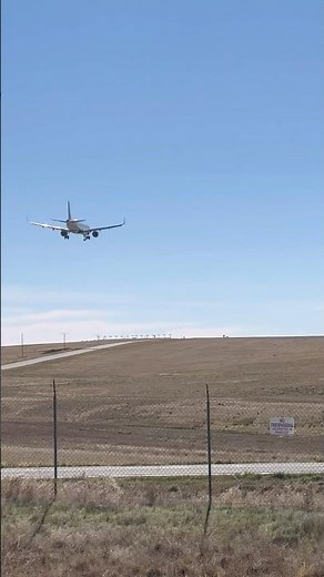 Delta a321 coming in from Atlanta to runway 16R at Denver International Airport