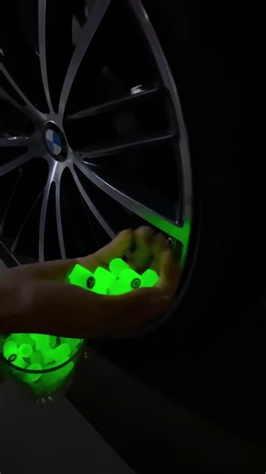 🌈 ลด 50% – ล้อเรืองแสงสุดเท่ สะดุดตาทั้งกลางวันและกลางคืน! 🛒 สั่งซื้อเลยที่: https://www.midorihome.asia/A04_0738 🔥 วาล์วล้อเรืองแสง ติดตั้งได้กับยานพาหนะทุกประเภท ✨ โดดเด่น – ติดตั้งง่าย – สวยสะดุดตา - เรืองแสงอัตโนมัติเมื่อเคลื่อนไหว สร้างเอฟเฟกต์แสงสวยงามขณะขับขี่ - ใช้ได้กับมอเตอร์ไซค์ จักรยาน รถยนต์ แค่ติดกับหัวจุ๊บลมล้อ - ตัวครอบทำจากพลาสติก ABS ใส แข็งแรง ทนน้ำ - ใช้ถ่านกระดุม ขนาดเล็ก เปลี่ยนง่าย ใช้งานได้นาน - เพิ่มความปลอดภัยในการขับขี่ยามค่ำคืน ทั้งมีประโยชน์และมีสไตล์ 🎁 ราคาพิเศษ