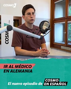 ▶ Enlace de escucha en el primer comentario. 🤒 ¿Sabes cómo funciona el sistema de salud en Alemania? En este episodio, el Dr. Pedro Ortiz explica paso a paso cómo ir al médico, qué tipos de seguro existen y qué hacer si no hablas alemán. Una guía clara y útil. Y en Panorama charlamos con Timo Berger, una figura clave de la escena literaria en español en Alemania que vino a presentar su libro “Una noche con Rother y otros cuentos”. Conducido por Rubén Gómez del Barrio y Alejandra López. #Alemani