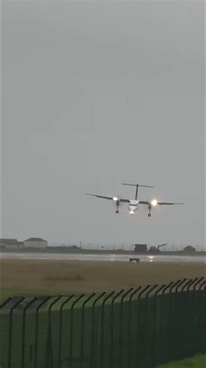 Dash 8-400 Battles INSANE Crosswinds!