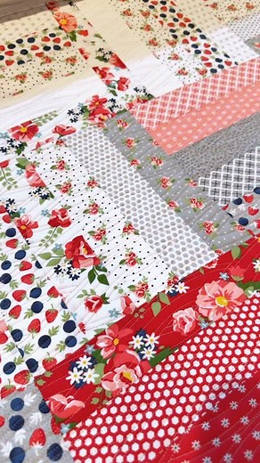 Added some cable knit texture to this jelly roll quilt. So fun! Pattern: sweater weather 🧵: Omni/ Bahama sand Quilter 🪡: Nicole L. #gammillquiltingmachine #gammillgirls #gammillquilting #gammillstatlerstitcher #gammill #gammilllongarmquilting #gammill #longarmquilting #longarmquilter #longarmquiltingservices #quilted #quilting #maggieb #quiltersofinstagram #sew #sewing #modernquilting #modernquilts #quiltsofinsta #qualitystitching #machinequilting #modernquilt #omni #omnithread #superiorthread