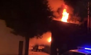 Fuego, explosiones y autos incinerados: impresionante incendio al lado de un taller de equipos de GNC