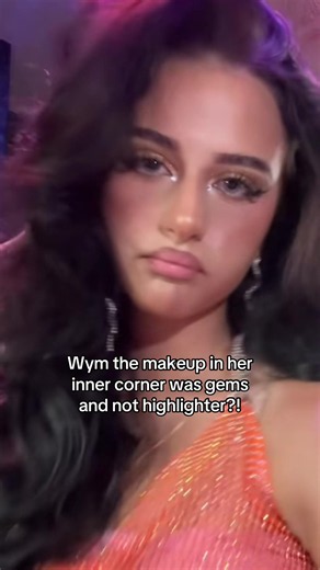 I never realized omg cr: @𝓜𝓪𝓻𝓲𝓮♡ #fypシ #makemefamous #chiara #viral #makeup