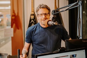 Longtime Edmonton radio host off the air after 40 years | Daily Hive | News