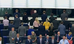 Les députés pro-Brexit tournent le dos à l'hymne européen au parlement de Strasbourg | BFMTV