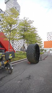 What car's tire fell off, it's so big! | Technology Special