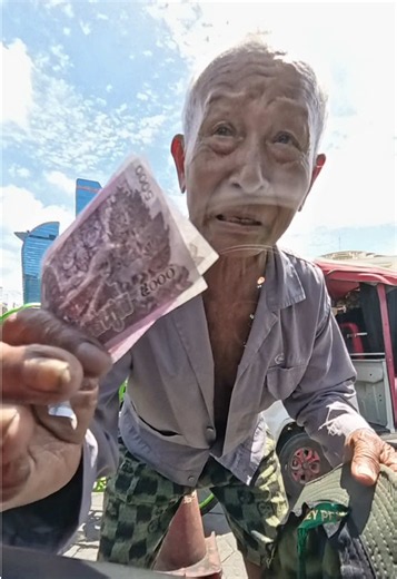 ពេលតា​ជូនពរពិរោះណាស់☺️ #khinwallet #fyp #society #sharing