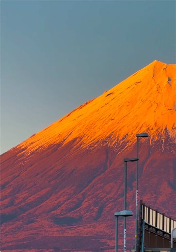 紅富士と赤富士の違いわかる？ これはどっちでしょう？ 📍富士山夢の大橋 〒416-0931 静岡県富士市蓼原 🅿️駐車場無料有 model @赤司まな💎 ⚠️近隣住民の迷惑にならないよう大きな声で喋ったり交通の妨げにならないよう配慮お願い致します🙇🏻‍♂️ Do you know the difference between red Fuji and red Fuji? Which one is this? 📍Mt. Fuji Dream Bridge Tatehara, Fuji City, Shizuoka Prefecture, 416-0931 🅿️Free parking available ⚠️Please be careful not to speak loudly or obstruct traffic so as not to disturb the neighbors🙇🏻‍♂️ #fuji #mtfuji #富士山