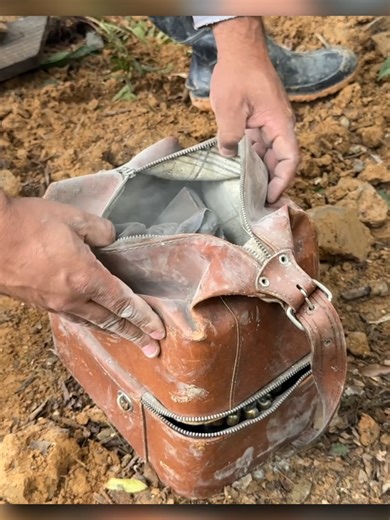 Eles encontraram um tesouro indescritível preso dentro do buraco da parede da capela - parte 3 . . . #parte3 #treasure #discoverychannel #priceless