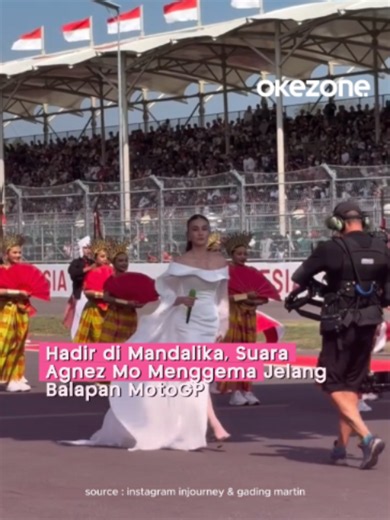 Agnez Mo kembali mencuri perhatian saat hadir di ajang MotoGP Mandalika, Nusa Tenggara Barat. Penyanyi internasional asal Indonesia itu tampil membawakan lagu Kebyar-Kebyar dan juga Indonesia Raya sebelum balapan utama dimulai. Dengan penampilan yang penuh penghayatan, Agnez sukses membuat suasana di Sirkuit Mandalika terasa lebih khidmat dan meriah. #agnezmo #okevibes