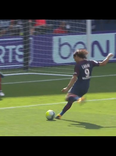 Cavani's Impressive Football Skills Showcase