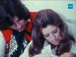 SHEILA, RINGO ET LUDO.🍼👶 A la maternité, Ringo et Sheila posent avec leur enfant "Ludovic-Ringo Junior". Sheila n’endort pas encore le bébé avec des chansons mais plutôt avec des biberons. A ses côtés, Ringo, qu’on sent un peu désemparé face au bébé se contente d'acquiescer. 🍼 | INA