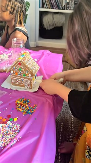 Which decorated gingerbread set is your favorite? #blendedfamily #holidaybakingchampionship
