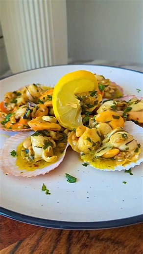Fatima Ezzahra Hajjaji on Instagram: "Pétoncles: Noix de saint-Jacques poêlés au beurre et à l’huile d’olive, juste ce qu’il faut d’ail, une touche de citron pour réveiller les saveurs, et du persil frais ajouté à la fin. Très, très rapide à préparer et hyper méga délicieux… simple, chic et irrésistible 🐚🍋 Bessaha orraha🥰🫶 #recettefacile #cuisine_marocaine #petoncle"