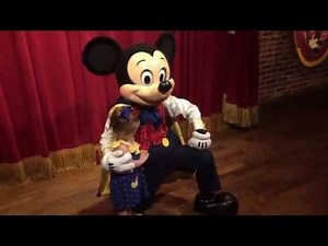 Disney - Magic Kingdom - Julia meeting Mickey Mouse!