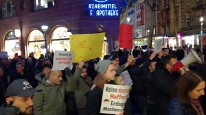 “Schluß mit dem Massaker in Kurdistan“ und “Erdogan Terrorist“ - mit diesen Sprechchören demonstrieren in der Karlsruher Innenstadt schätzungsweise 150 Menschen gegen die Politik des türkischen Präsidenten Erdogan | Baden TV