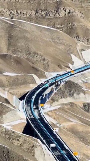 Travel through the Tianshan Mountains is now quicker than ever, thanks to the new Tianshan Shengli Tunnel in Xinjiang Uygur Autonomous Region in northwest China. The 22.13-kilometer expressway tunnel is the longest in the world. It reduces travel time between northern and southern Xinjiang by half, and is expected to improve connections with Central Asia. #LatestNews #Xinjiang #Expressway #tunnels #TianShanMountains #ChinaInfrastructure | CGTN China24