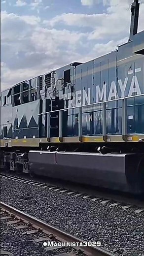 Locomotoras de Ferromex y el Tren Maya pasando por Querétaro por la tarde