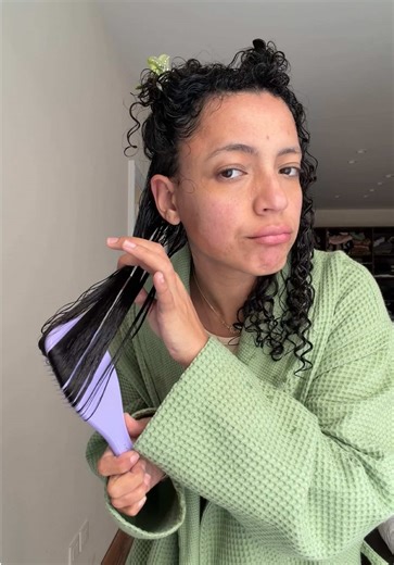 ‏Post shower curl routine ✨💗