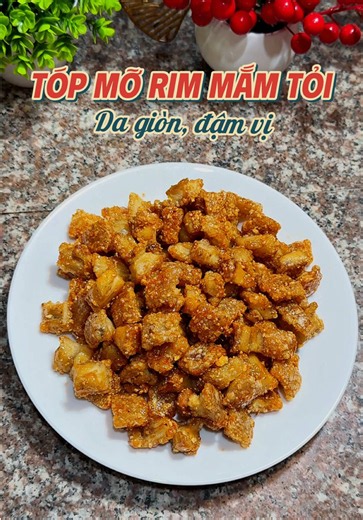 Muốn ăn tóp mỡ có phần da mà ngại vì bắn dầu thì làm theo cách của e nha. Cho xíu nước lúc thắng tóp mỡ và đảo đều trên lửa vừa là ko bị văng dầu nha. #gocbepnhaduyen #nauancungtiktok #nauan #learnontiktok #xuhuong