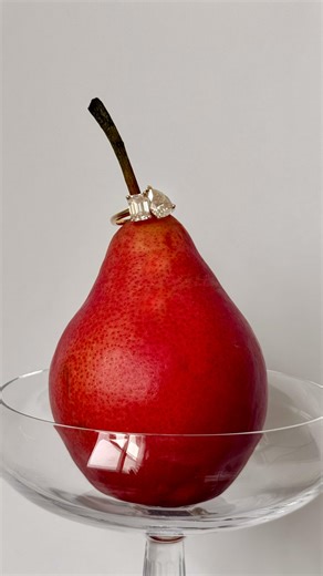 Kathleen Darling🌙 | Did you know Moissanite Diamonds reflect rainbow hues? Traditional diamonds reflect white light (or fire depending on the brilliance).... | Instagram