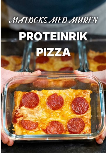 Proteinrik Pizza Matboks 😍 Bare 396 kalorier per matboks! Og best av alt?! Enkel, proteinrik og perfekt å preppe til uka 😎 Denne gangen kjører vi en matboks som funker både kald og varm, er billig å lage og utrolig lett å like 💪🏽 Perfekt for jobb, skole eller som rask lunsj i en hektisk hverdag 😊 Makroer per matboks (8 matbokser totalt) 396 kcal | 23 g protein Ingredienser 425 g pizzamel 8 g bakepulver 550 g gresk yoghurt naturell 250 g skummet melk 20 g olivenolje 100 g chorizo 400 g hakke