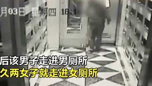 监控实拍男子为满足偷窥欲，竟然趴在地上偷拍女厕所