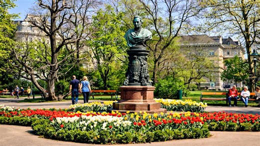 This elegant park monument stands out in Vienna