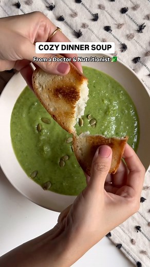 Dr. Vidhi Chawla on Instagram: "Welcome to my SOUP SEASON SERIES 🍲❄️ Today is episode 3 and we are making nourishing and loaded with antioxidants, vitamins and minerals green soup! 🥬 GREEN SOUP RECIPE 👇🏻 I N G R E D I E N T S: • tbsp olive oil • 1 medium onion, chopped • 3 cloves garlic, minced • 1 bay leaf • 1 head broccoli, chopped (including stems) • 1 cup green peas (fresh or frozen) • 2 cups fresh spinach leaves • 5 cups water • 1 teaspoon dried thyme or oregano (optional) • Salt and fr