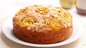 4.2M views · 32K reactions | Pastel de Manzana tipo Bizcocho Fácil, Riquísimo y Jugoso  Ingredientes: 300 g de harina de trigo 8 g de levadura química 200 g de azúcar + 2 cdas para decorar 3 huevos 2 manzanas + 3 para decorar 1/2 cdta de canela molida ralladura de 1 limón 1 cdta de azúcar vainillado o esencia 1 yogur natural de 125 g 100 ml de aceite de girasol un poco de sal zumo de medio limón almendras laminadas | Cocina con Carmen | Facebook