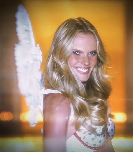 This segment is so Lana del rey✨ #victoriassecretfashionshow #candiceswanepoel #lanadelrey #foryoupagе #supermodel VSFS 2010 Victoria’s Secret fashion show edit