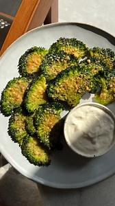 [🔴 INGREDIENTS 👇] Smashed Broccoli by ig _elfood_. . METHOD: 1. Put broccoli in boiling water for 5 minutes. 2. Separate the florets and press them with the back of a glass to make them flat. 3. Rub it with olive oil, garlic powder, black and white pepper and a little salt. 4. Put Parmesan cheese on top. 5. Bake in preheated oven at 180C for about 20 minutes. 6. Serve with garlic yogurt or any sauce you like. | Fitness recipes