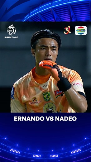 Duel kiper Timnas! Ernando vs Nadeo🧤🇮🇩 #BRISuperLeague #IndosiarSports #IndosiarRumahSepakbolaIndonesia #Persebaya #Borneo