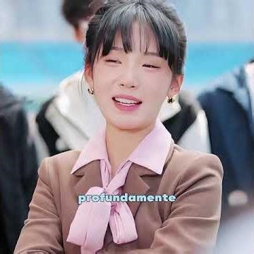 ¡Resulta que ella se ha puesto el collar de mi perro en el cuello!