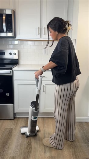 Arianne Camila on Instagram: "Comenta “aspiradora” y te envío el link 🔗 Si como yo eres super fan de lo que ahorre tiempo en tareas para el hogar esto lo vas a amar 😍 aspira y mopea al mismo tiempo además de que la capacidad de succión es alta de 17.000 🤌🏼 que ese piso quede bien limpiecito Por si no les llega el link por aquí se los dejo ✨ link: https://app.temu.com/k/pmsblijrvga Y el código para los nuevos usuarios: kcn2234 *T&Cs apply. #homedecorlovers #ad #temuhomefinds #shoptemu #decor"