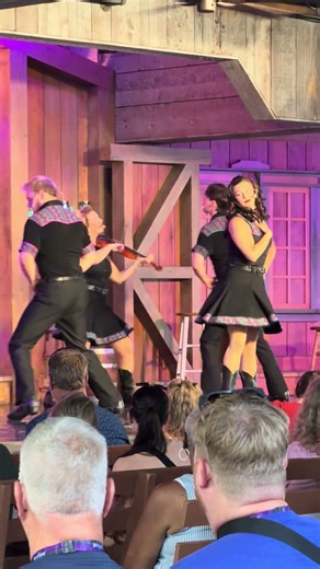 Live music of Forever Country at #dollywood live enjoying the performances at the theme park