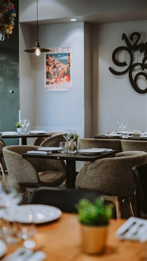 Di Voglia on Instagram: "Réserve en ligne sur www.divoglia.com (LIEN EN BIO ) ou au 04 77 54 94 13 📞 Si tu cherches une belle adresse italienne au cœur de Saint-Étienne, direction Di Voglia sur la place Jean-Jaurès 🇮🇹✨ Entre les pizzas, les pâtes fraîches et l’ambiance conviviale, tu vas voyager le temps d’un repas 😋 La terrasse est parfaite pour profiter du soleil, et l’intérieur ultra chaleureux pour les soirées entre amis ou en couple. Bref, une vraie dolce vita… sans quitter Sainté 💚 NO