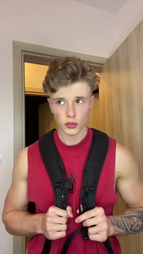 Should I stay ? 🫢 #story #grindr #gay #fyp