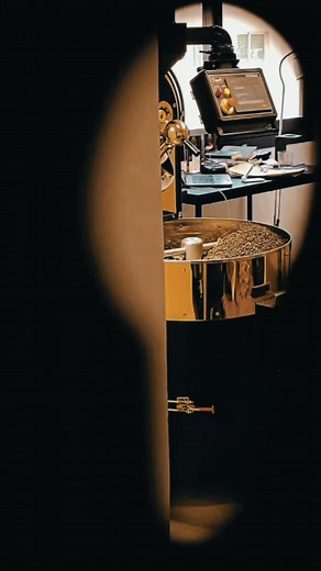 Roasting coffee is an art that requires upmost care at every stage. Capturing the right temperature is crucial to bring out the magical aroma of coffee with Toper. 🎨 Overheating can lead to valuable aroma loss in coffee. With Toper's special design, coffee loss is minimized to just 14%, compared to other brands, while achieving a 6% gain rate! 💪☕ 🤎📸 Thank you!: @roasterfeker For detailed information and pricing👉🏻 📩 info@toper.com 💻 www.toper.com #toper #toperroasters #70thanniversay #pro