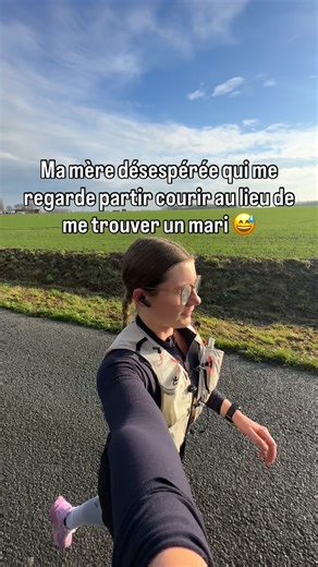 Chloé | Coach Hybride: Muscu,Running on Instagram: "Désolée maman 😅 j’ai d’autres priorités Course- Course à pied - conseil running - insta running - humour - drôle -"