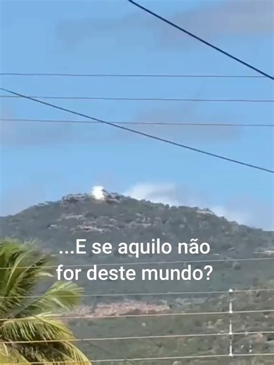 Este é morro do Espelho, distrito de Hidrolândia, zona rural do município de Uibaí, estado da Bahia. Quando o sol já domina o céu e não há qualquer sinal de tempestade ou neblina, algo estranho insiste em aparecer. Não é o brilho comum da manhã, nem reflexo de metal ou vidro. É uma luz diferente — pálida, quase viva — que paira silenciosa no ar, como se observasse tudo lá de cima. O mais inquietante é o seu comportamento: surge apenas durante o dia, quando menos se espera, e desaparece sem deixa